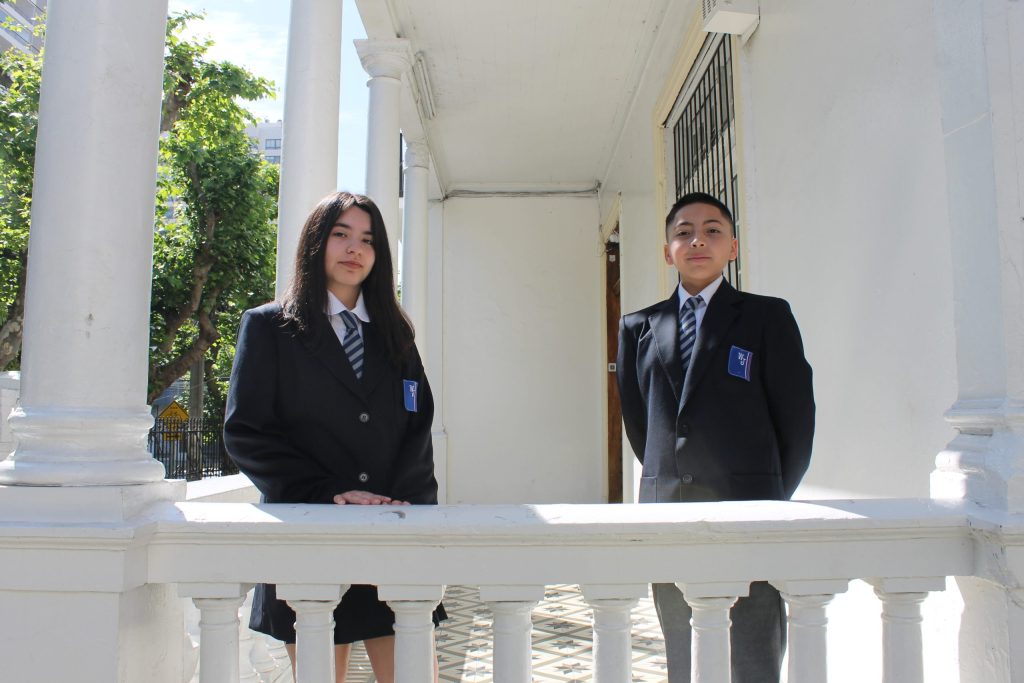 Estudiantes del Colegio William James en el frontis del establecimiento